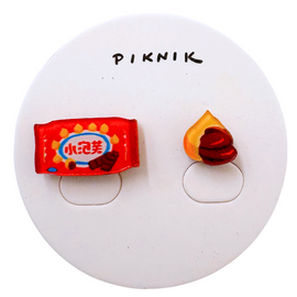 日日野餐 PIKNIK ピンバッジ チョコパフ｜日日野餐 PIKNIK 別針（徽章） 翻玩零食系列 巧克力小泡芙（義美小泡芙）