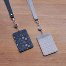 印花楽 リール付きパスケース レトロ窓ガラス柄 グレイッシュブルー｜伸縮證件套 玻璃海棠 寧靜灰藍