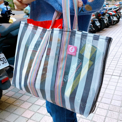 Taiwan Love オリジナル モノトーンストライプ柄（ブラック・グレー） 台湾漁師網バッグ ナイロンバッグ (茄芷袋) 台湾製｜小さめMサイズ（4号）｜コットン布持ち手タイプ（ピンク）｜Taiwan Love 黑灰直條紋款 茄芷袋 4號