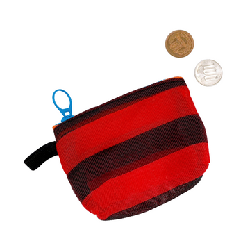 台湾漁師網バッグ地 コインケース（小銭入れ﻿）ボーダー柄（ブラック・レッド）｜茄芷零錢包 紅黑條紋（本体・ファスナーの色はランダム出荷）※ご購入の場合、色の原因で返品・交換は対応不可