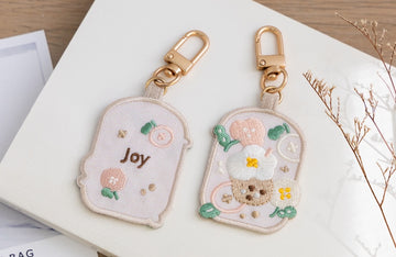 好感良物 Soft living 刺繍チャーム タピオカミルクティーフローラル｜花繪吊飾 珍奶花花