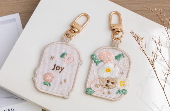 好感良物 Soft living 刺繍チャーム タピオカミルクティーフローラル｜花繪吊飾 珍奶花花