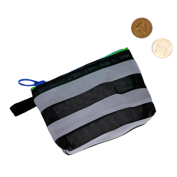 台湾漁師網バッグ地 コインケース（小銭入れ﻿）モノトーンボーダー（ブラック・グレー）｜茄芷零錢包 黑灰條紋（本体・ファスナーの色はランダム出荷）※ご購入の場合、色の原因で返品・交換は対応不可