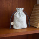 印花楽 巾着ポーチ レトロ窓ガラス柄 グレイッシュブルー｜束口小物袋 玻璃海棠 寧靜灰藍