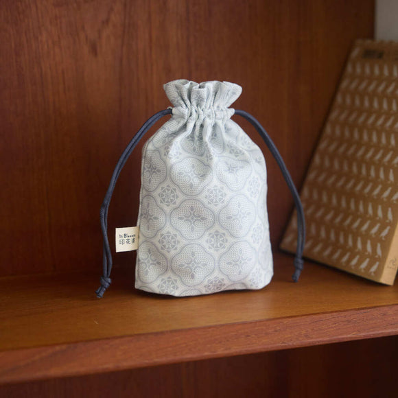 印花楽 巾着ポーチ レトロ窓ガラス柄 グレイッシュブルー｜束口小物袋 玻璃海棠 寧靜灰藍