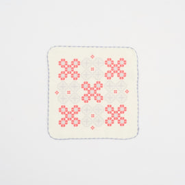 印花楽 ガーゼハンカチ 海棠タイル 春梅レッド｜紗布方塊巾 海棠花磚 春梅紅