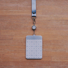 印花楽 リール付きパスケース レトロ窓ガラス柄 グレイッシュブルー｜伸縮證件套 玻璃海棠 寧靜灰藍