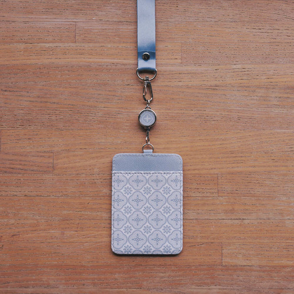 印花楽 リール付きパスケース レトロ窓ガラス柄 グレイッシュブルー｜伸縮證件套 玻璃海棠 寧靜灰藍