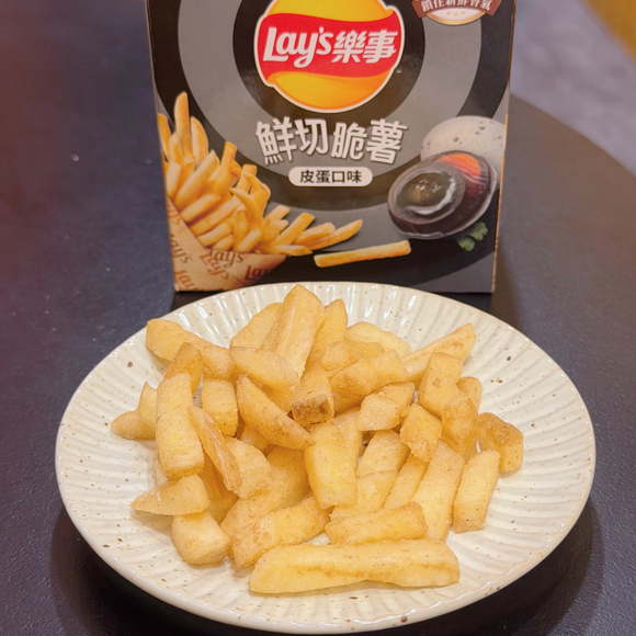 台湾 Lays レイズ フレッシュカット クリスピー ピータン味ポテトスティック｜樂事 鮮切脆薯 皮蛋口味薯條 72g