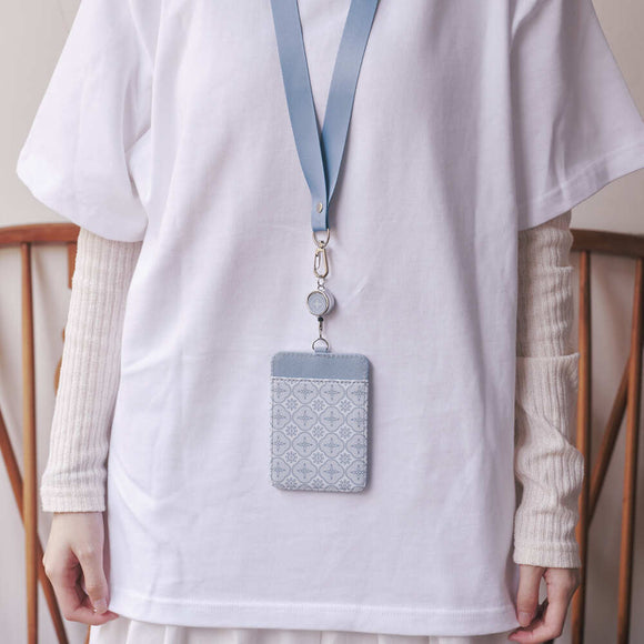 印花楽 リール付きパスケース レトロ窓ガラス柄 グレイッシュブルー｜伸縮證件套 玻璃海棠 寧靜灰藍