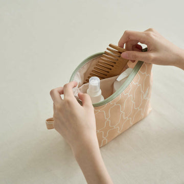 印花楽 台形ポーチ ファスナー付き 鉄窓花5号 コーラルオレンジ｜拉鏈梯形收納包 鐵花窗5號 珊瑚橘粉