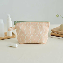 印花楽 台形ポーチ ファスナー付き 鉄窓花5号 コーラルオレンジ｜拉鏈梯形收納包 鐵花窗5號 珊瑚橘粉