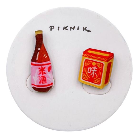 日日野餐 PIKNIK ピンバッジ 台湾米酒＋うま味調味料｜日日野餐 PIKNIK 別針（徽章） 台灣文化系列 紅標米酒＋味精
