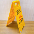黄色い立て看板 小心地滑（床が滑るから注意）｜ 小心地滑 A字告示牌