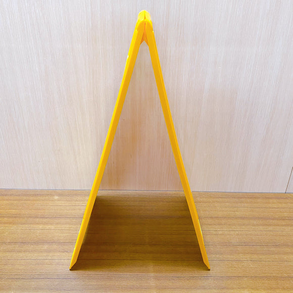 黄色い立て看板 小心地滑（床が滑るから注意）｜ 小心地滑 A字告示牌