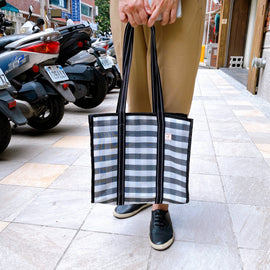 台湾製 チェック柄 モノトーン（ブラック・ホワイト） ファスナー・内ポケット付き 漁師網 ナイロンバッグ トートバッグ (茄芷袋)｜黑白格紋 茄芷袋 A4資料袋 拉鍊款