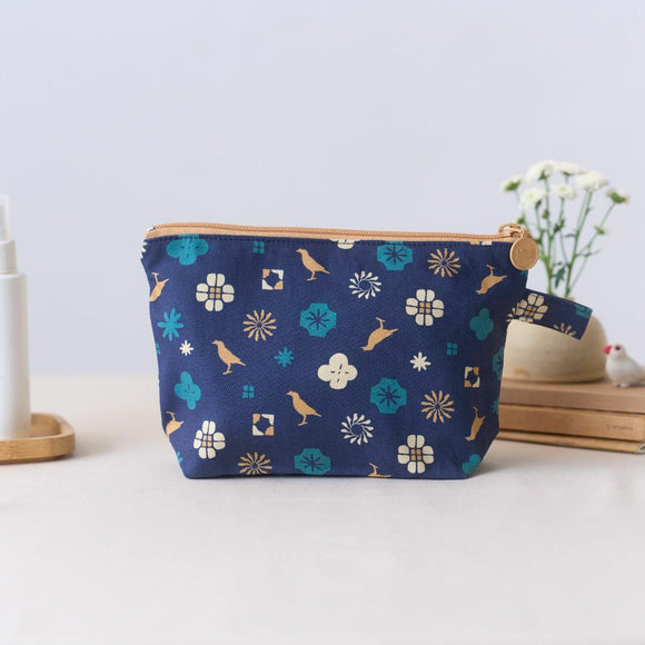 印花楽 台形ポーチ ファスナー付き クラシック柄 落ち着きブルー｜拉鏈梯形收納包 經典花色 沉穩藍