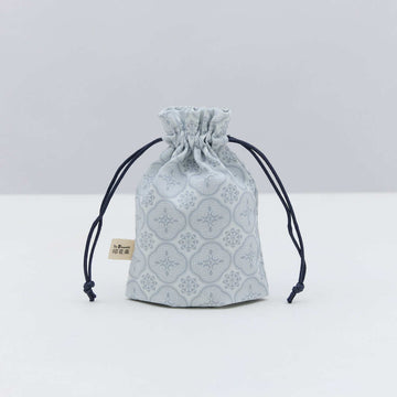 印花楽 巾着ポーチ レトロ窓ガラス柄 グレイッシュブルー｜束口小物袋 玻璃海棠 寧靜灰藍