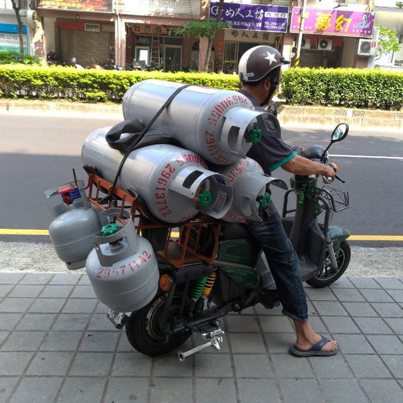 台湾レトロキーホルダー プロパンガスボンベ ミニチュア（吉祥もんじ：財）｜台灣懷舊復古鑰匙圈 瓦斯桶（財字） 鑰匙圈