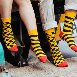 Cosi 台湾 施工現場用 バリケードテープ柄 ブラック ソックス（男女兼用）台湾製 靴下｜臺灣色彩系列 施工帶（黑） 無痕中長襪 MIT臺灣製襪子｜サイズ：S・M・L