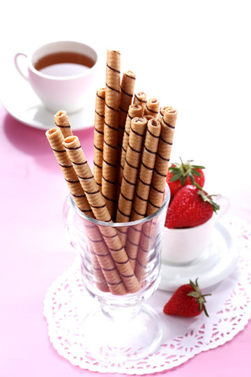 黒師傅 ウエハースロール いちご味｜黑師傅捲心酥 草莓 400g（大容量・缶入り）