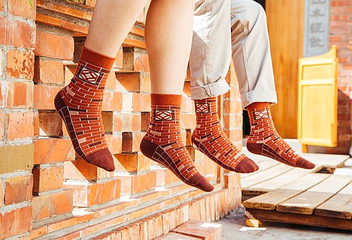 Cosi 台湾 赤レンガ パターン ソックス（男女兼用）台湾製 靴下｜臺灣質地系列 紅磚牆 無痕中長襪 MIT臺灣製襪子｜サイズ：S・M・L