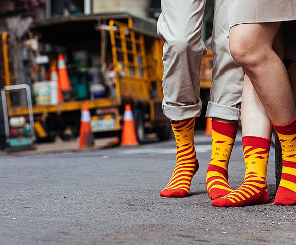 Cosi 台湾 施工現場用 バリケードテープ柄 オレンジ ソックス（男女兼用）台湾製 靴下｜臺灣色彩系列 施工帶（橘紅） 無痕中長襪 MIT臺灣製襪子｜サイズ：S・M・L